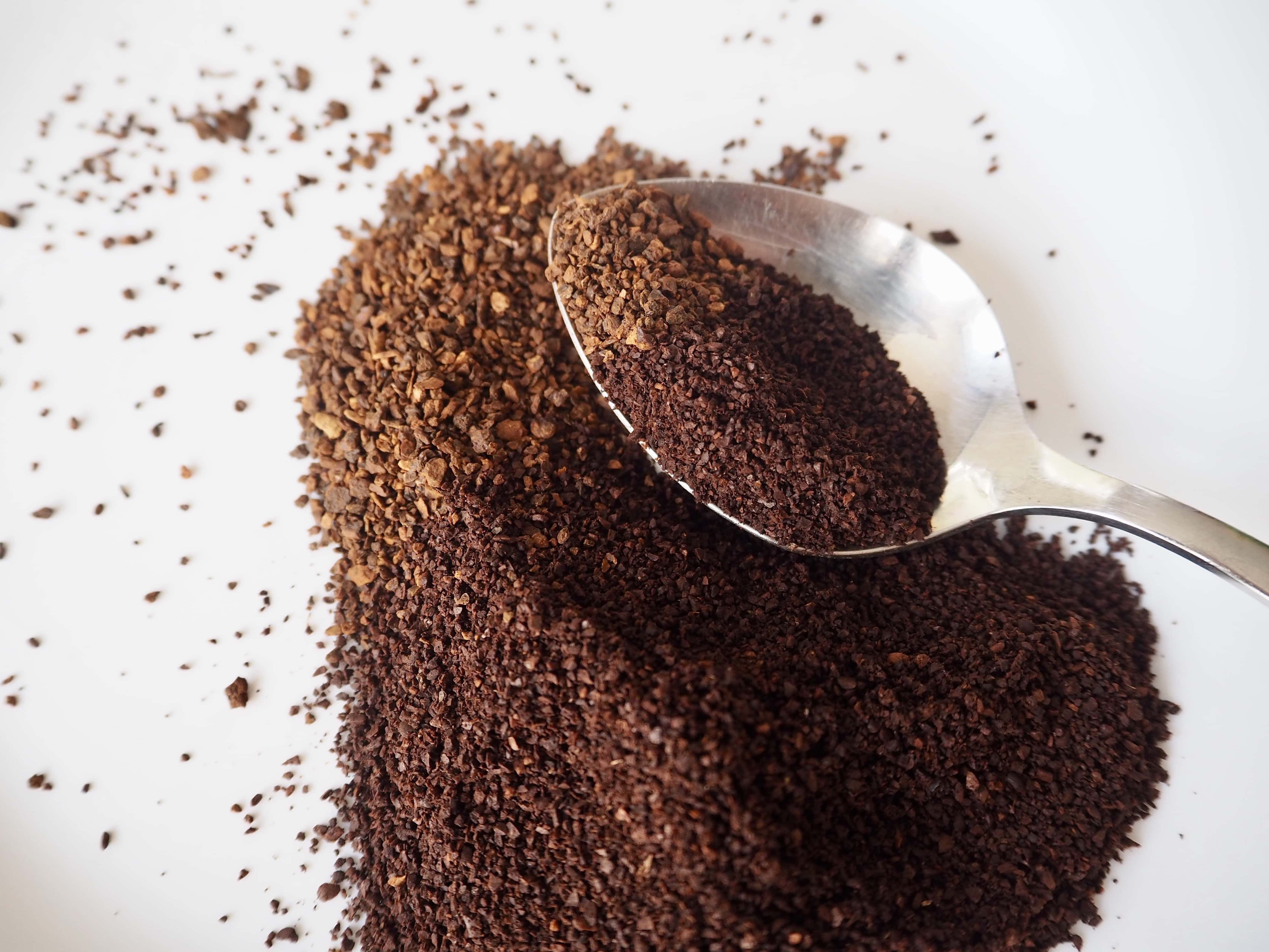 Chicory granules and ground coffee