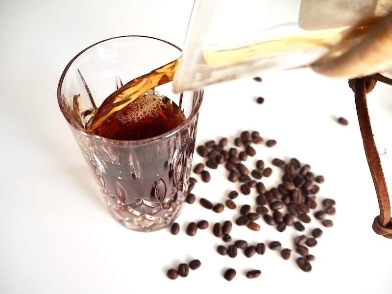 Chemex iced coffee pouring