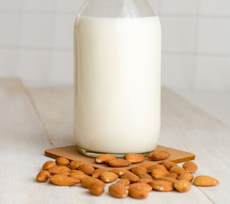 Almond Milk in Coffee: Flavors & Tips to Avoid Curdle