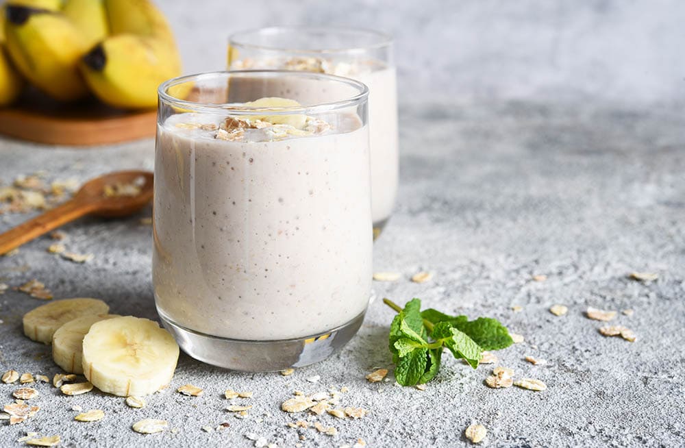 Easy Oat Milk Smoothie Recipe (6 Delicious Flavors)