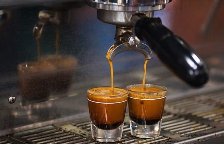 espresso-pulling-kevin-butz-unsplash-740x478-7189108